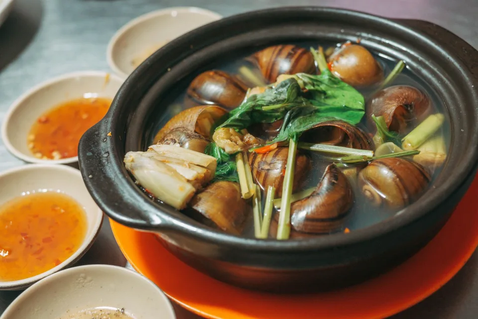 Nồi nấu trong bếp