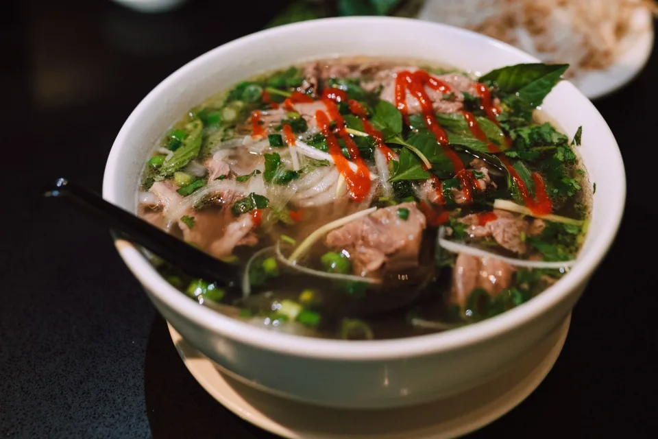 Bàn khách ngồi ăn